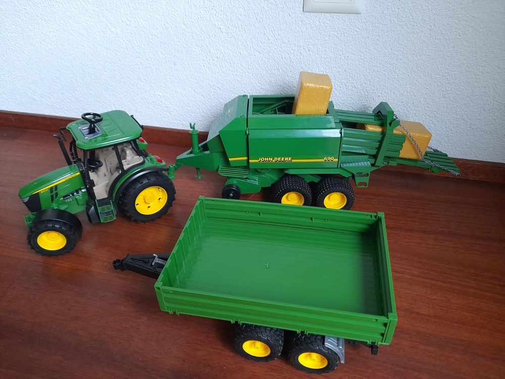 Bruder Traktor John Deere mit Ballenpresse und Anhänger Kaufen auf