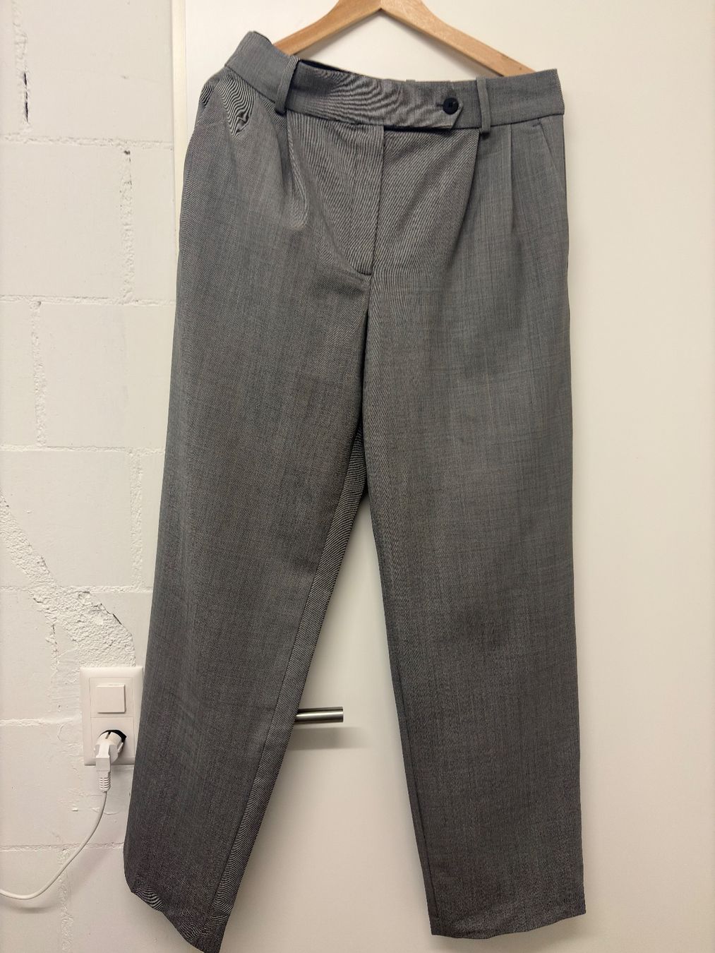 Massimo Dutti Pantaloni: Gerade geschnittene Stoffhose grau, M. Dutti, Gr. 38 – Usato da Egg b. Zürich venduto da adimoxon