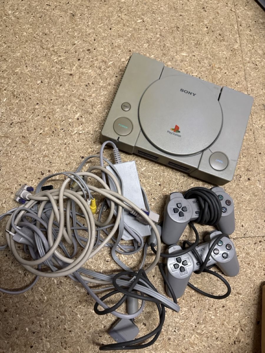 Sony Consoles: Ps1 mit 2 Controller – D'occasion à Uetendorf par Loscar1
