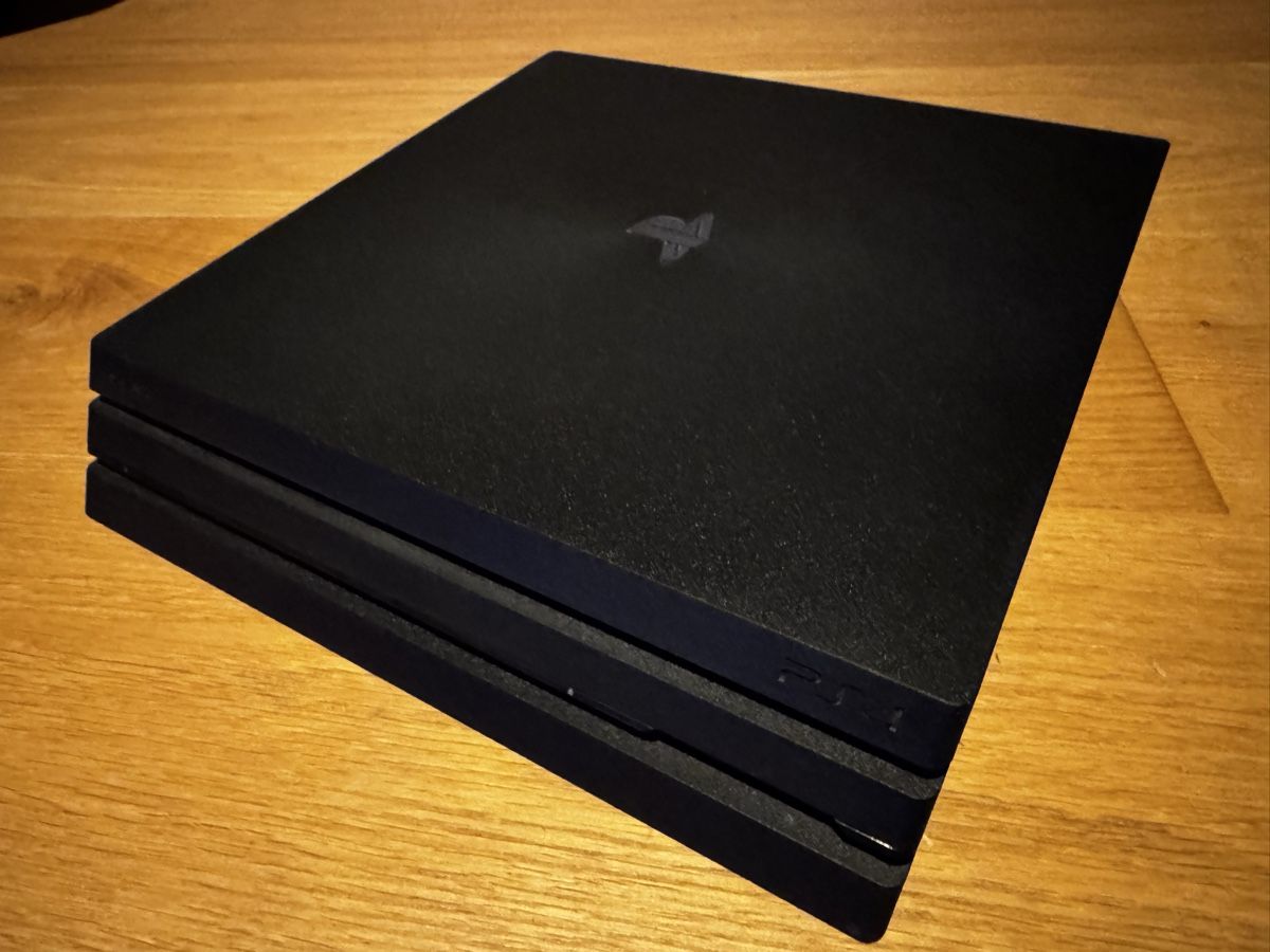 Sony Konsolen: Sony Playstation 4 Pro 1TB, 2x Dualshock wireless controller – Gebraucht aus Zürich von 1cut2 4