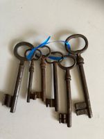 6 alte und rostige Schlüssel