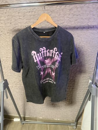 T-shirt gris imprimé papillon couleur foncée état neuf