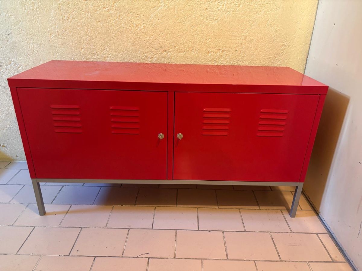 IKEA PS Schrank rot aus Metall, abschließbar, 119x63x40 (Gebraucht) in Zürich für CHF 20 – nur Abholung auf Ricardo kaufen