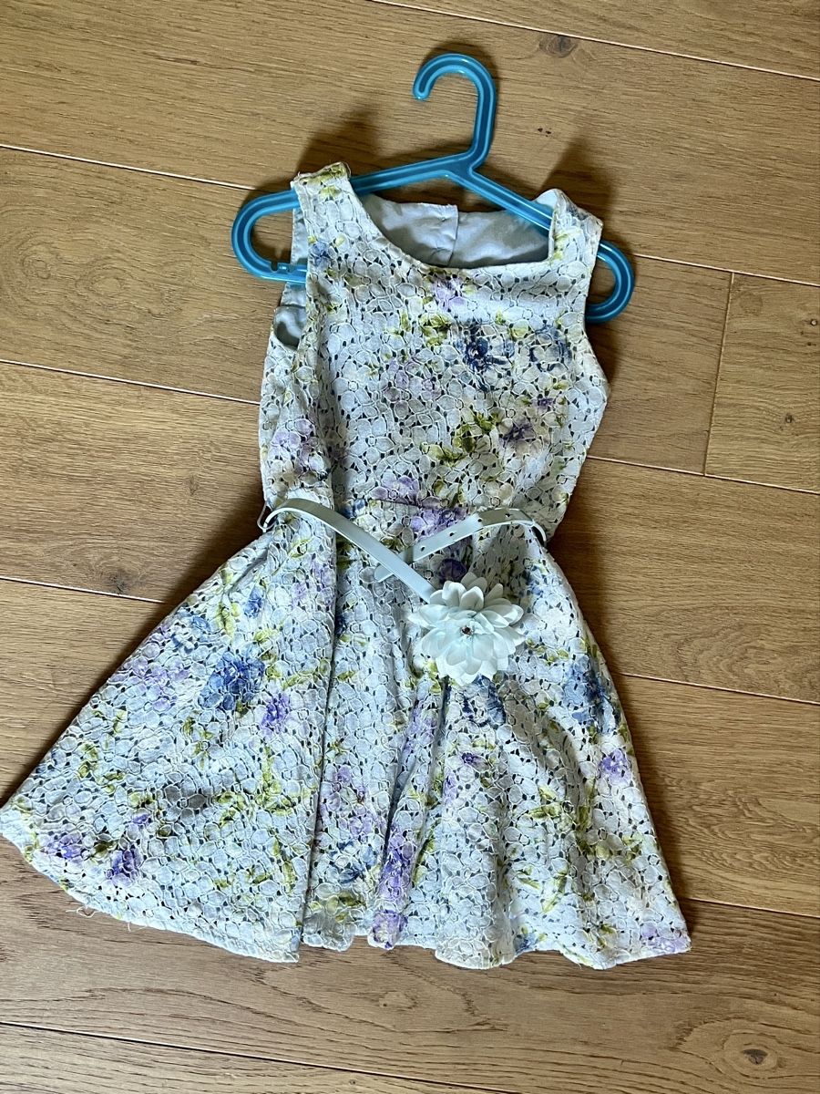 Vestiti & Gonne: Kleid Grösse 6/7 j. Blumenmuster mit Gürtel – Usato da Uetendorf venduto da pink2 2