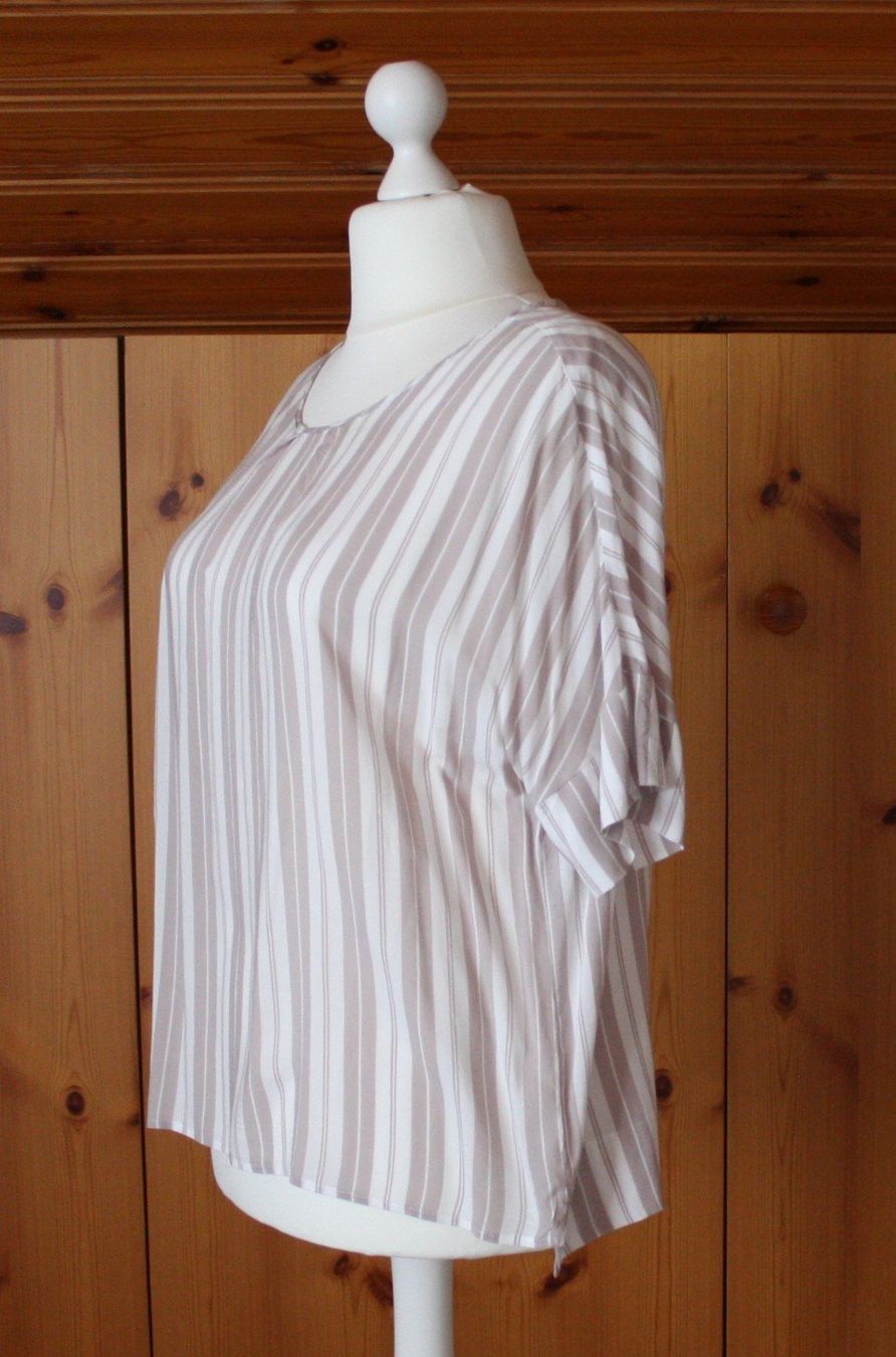 Camicette: Bluse Kurzarm weiss - beige Gr. XL – Usato da Flüelen venduto da Diversicum-Curvy 3