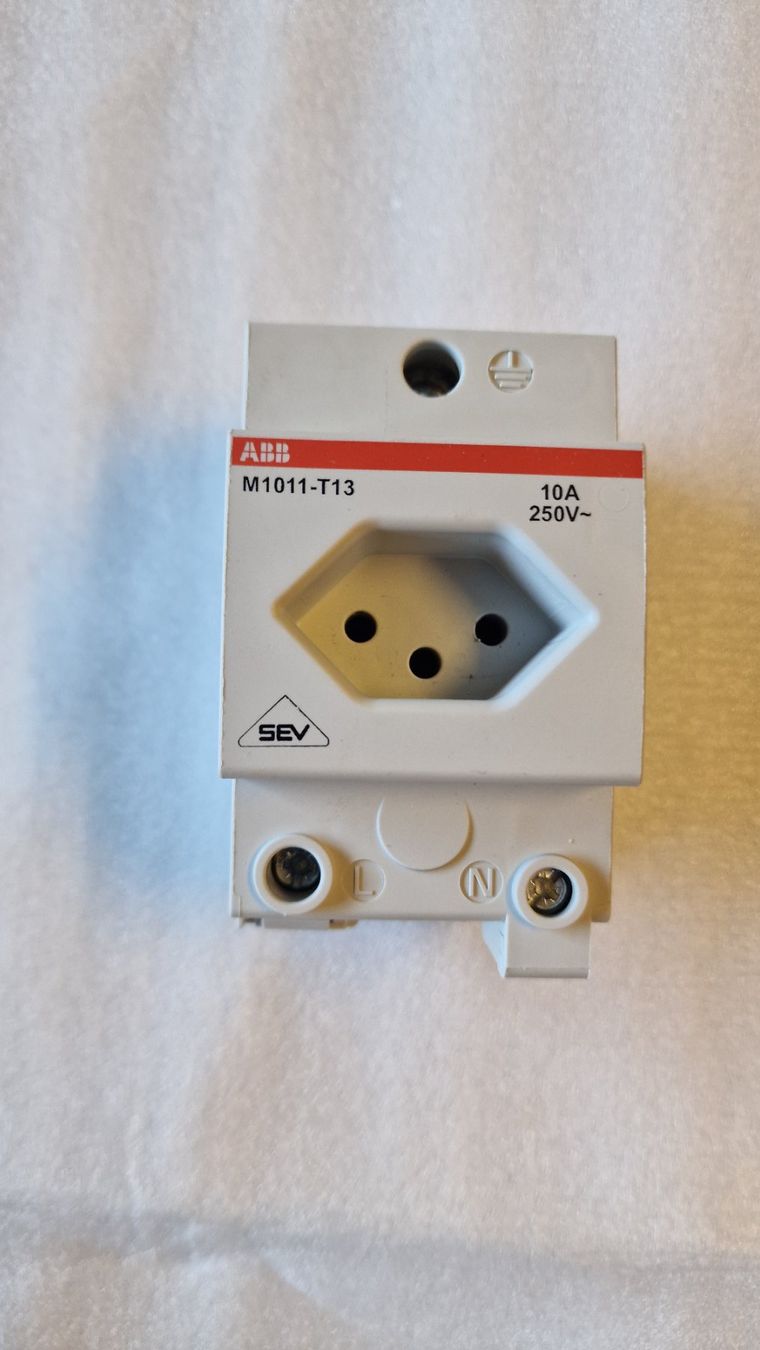 Fiches d'alim.: ABB Modulare-Steckdose M1011-T13 – D'occasion à ZÜRICH par BMW-740