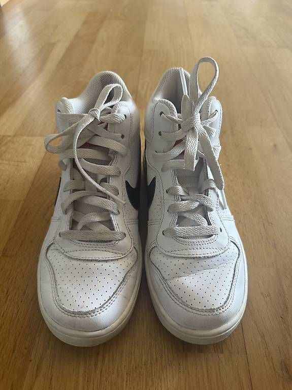 Nike Chaussures femmes: Nike schuhe 37,5 – D'occasion à Amriswil par cor_gpw9 1