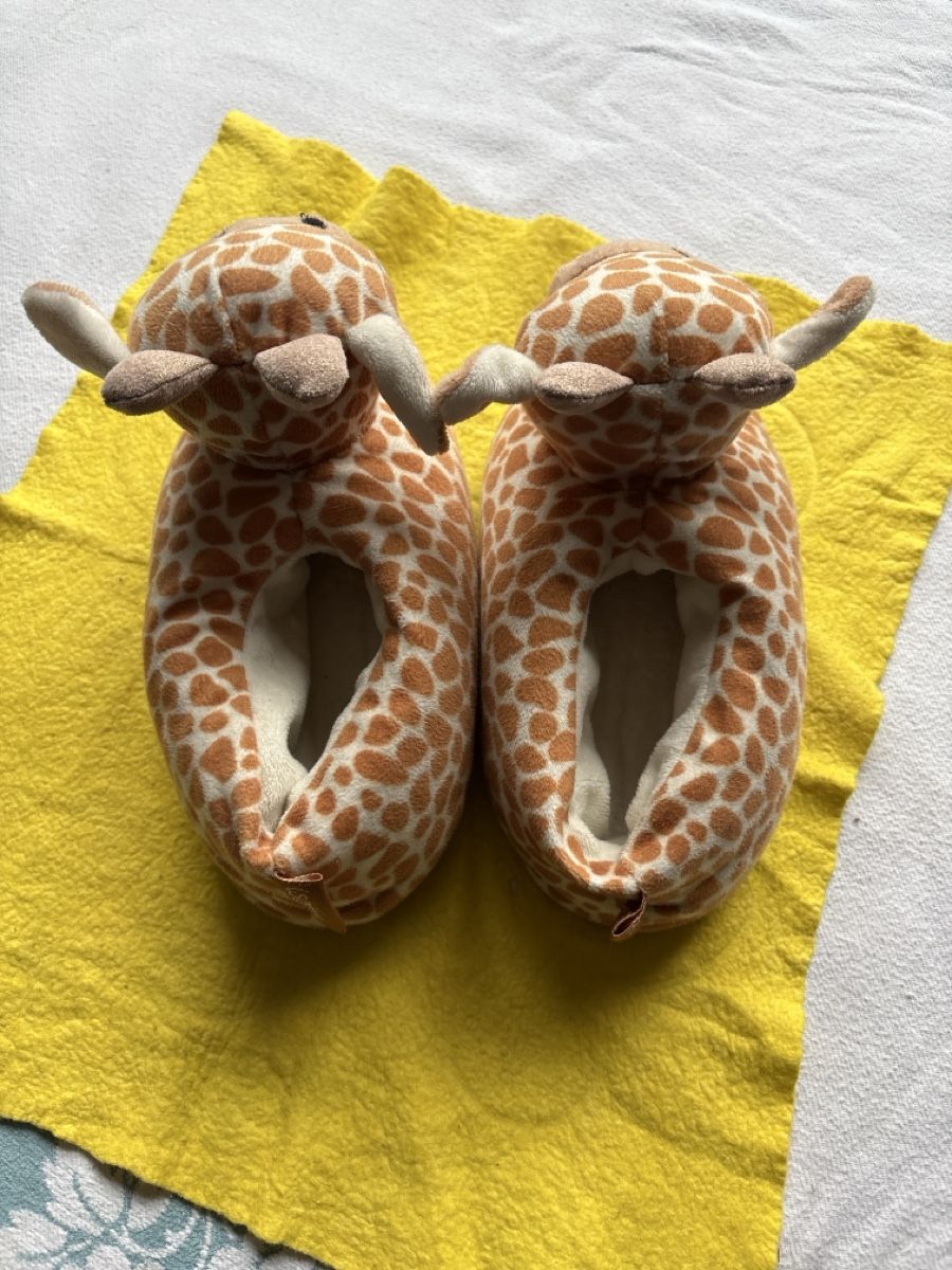 Scarpe per ragazzi: Warme Giraffe Hausschuhe – Usato da Thun venduto da Gitarre-1 1