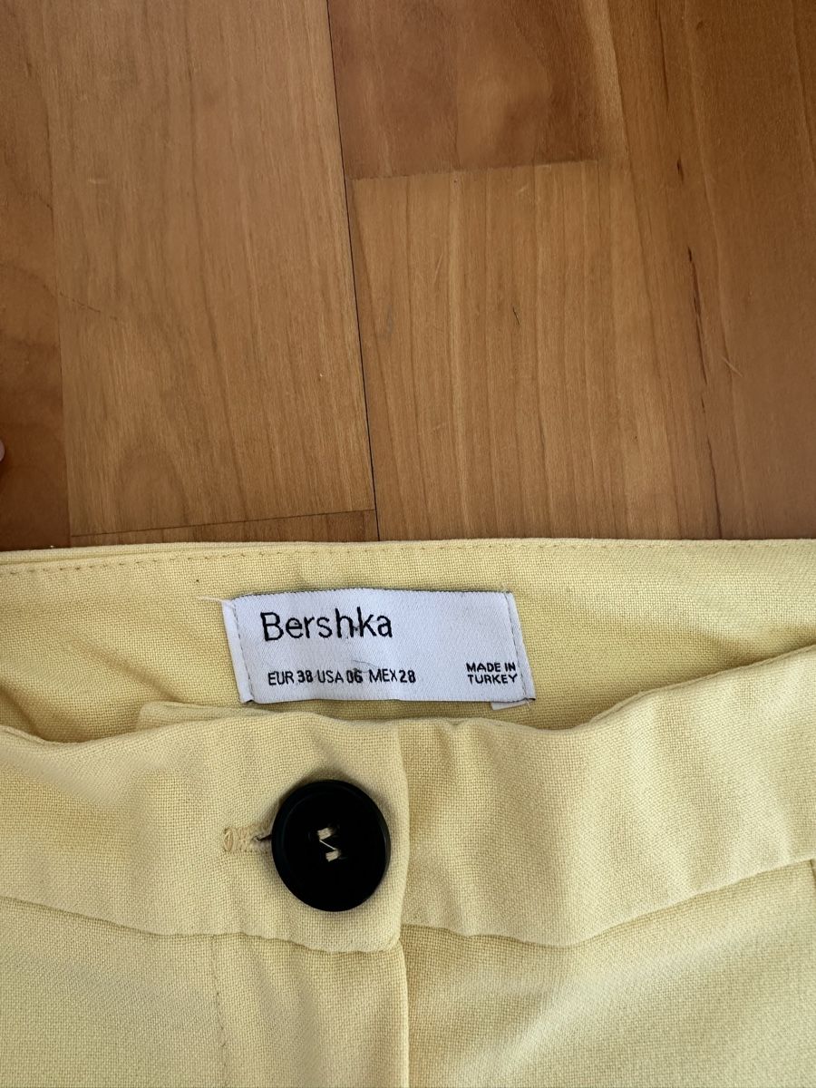 Bershka Pantaloni: hellgelbe Stoffhose – Usato da Romanshorn venduto da ila_2nzf 2