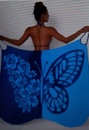 Sommerliches Strandkleid/Pareo mit blauem Schmetterling,