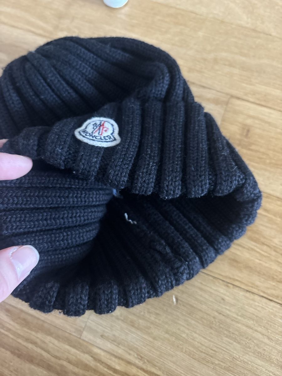 Moncler Copricapi, berretti & cappellini: Moncler Stickmütze in schwarz – Usato da Basel venduto da AnninaD97 2