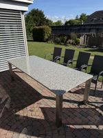 Granittisch mit Edelstahlbeinen, ideal für den Sommer