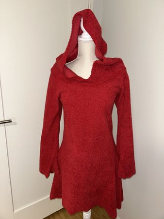Rotes Boho-Kleid Gr. M – Kapuze – Asymmetrischer Schnitt