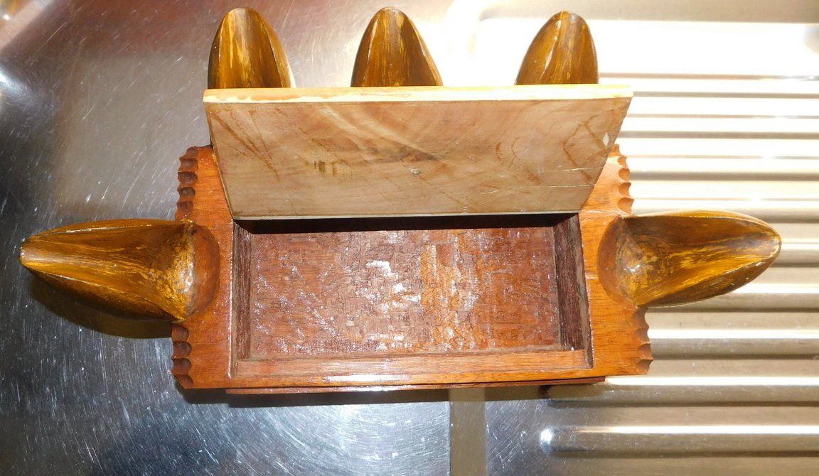 Tabakpfeifen & Zubehör: Pfeiffenhalter mit Tabakdose, geschnitzt, 43 x 23 cm – Gebraucht aus Villnachern von Schnugelchen 1