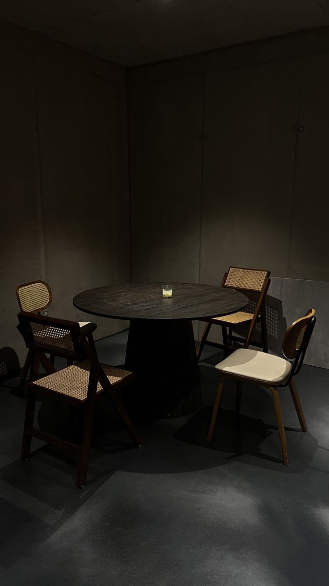 Tables: Runder Tisch dunkel Holzoptik – D'occasion à Emmenbrücke par pra_5897 5