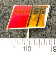 AUDI S2 LOGO ABZEICHEN ANSTECKNADEL GLASIERT VINTAGE OLDI