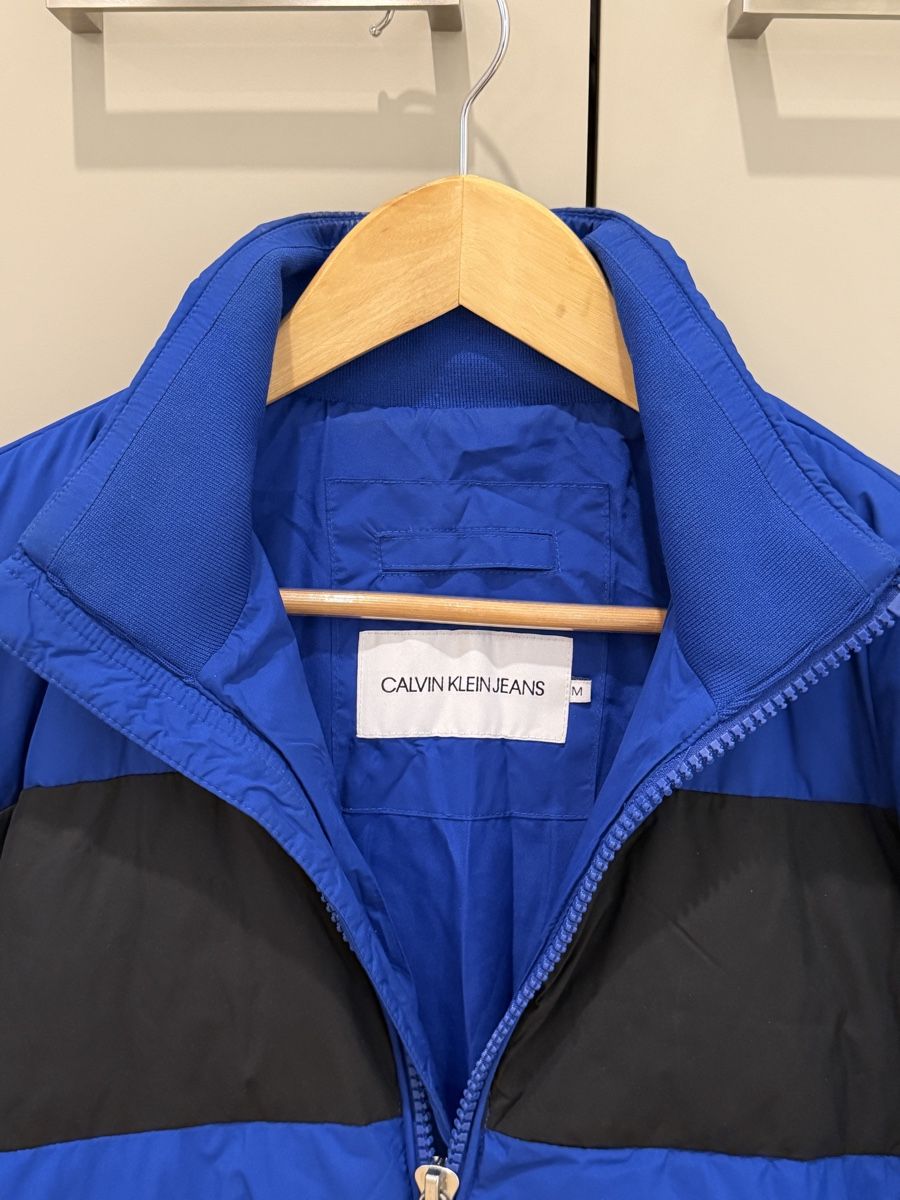 Calvin Klein Giacche: Calvin Klein Jeans Puffer Jacket - Blue/Black - Size M – Usato da Schaffhausen venduto da die_kb5d 2