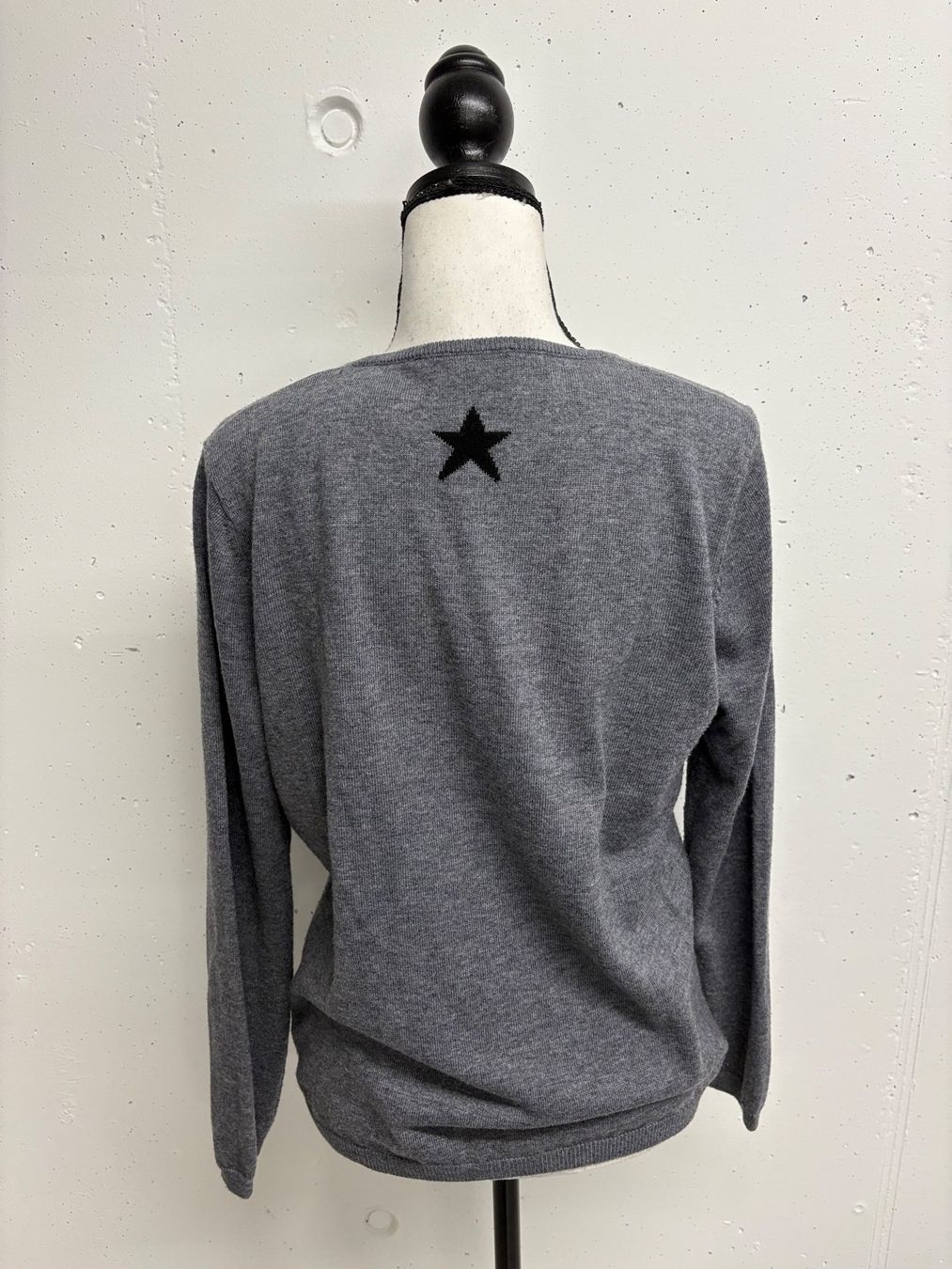 Maglioni & Felpe: Leo&Ugo Pullover mit Motiv Gr. 40 grau Wolle Strass – Usato da Regensdorf venduto da secondchancefashion 4