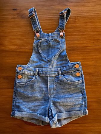 Mädchen Jeans - Latzshorts mit Herz