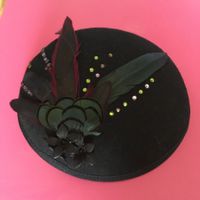Chapeau rétro chic feutre plumes strass
