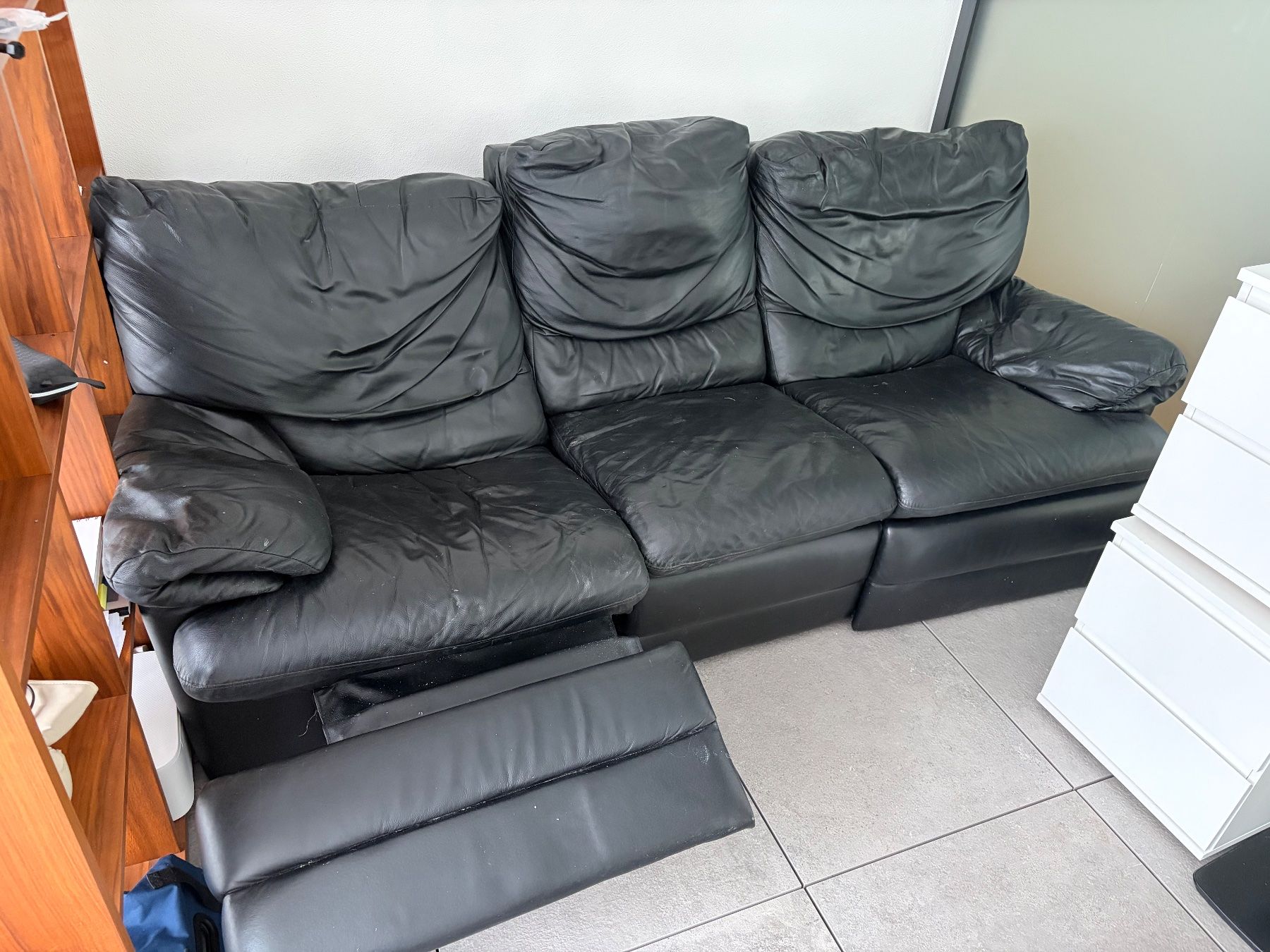 Sofas: Three-Seater Leather Sofa with Reclining Function Used – Gebraucht aus Oberägeri von CJK2023