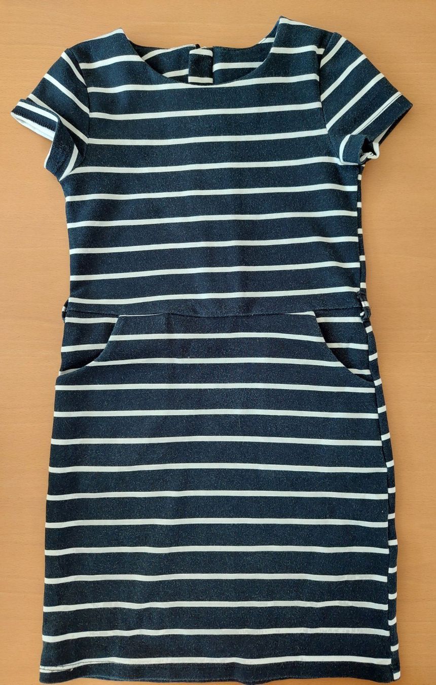 H&M Vestiti & Gonne: Kleid mit Kängurutasche Gr. 110 – Usato da Muri b. Bern venduto da rol_xtf8