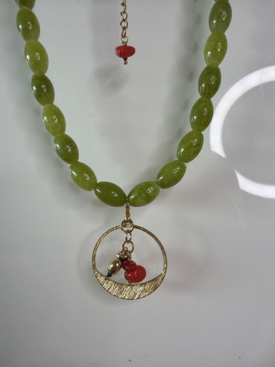 Catenine: Green Beaded Necklace with Red Charm - Elegant Summer Style – Nuovo e nell'imballaggio originale da Bouveret venduto da dou_g8q7 2