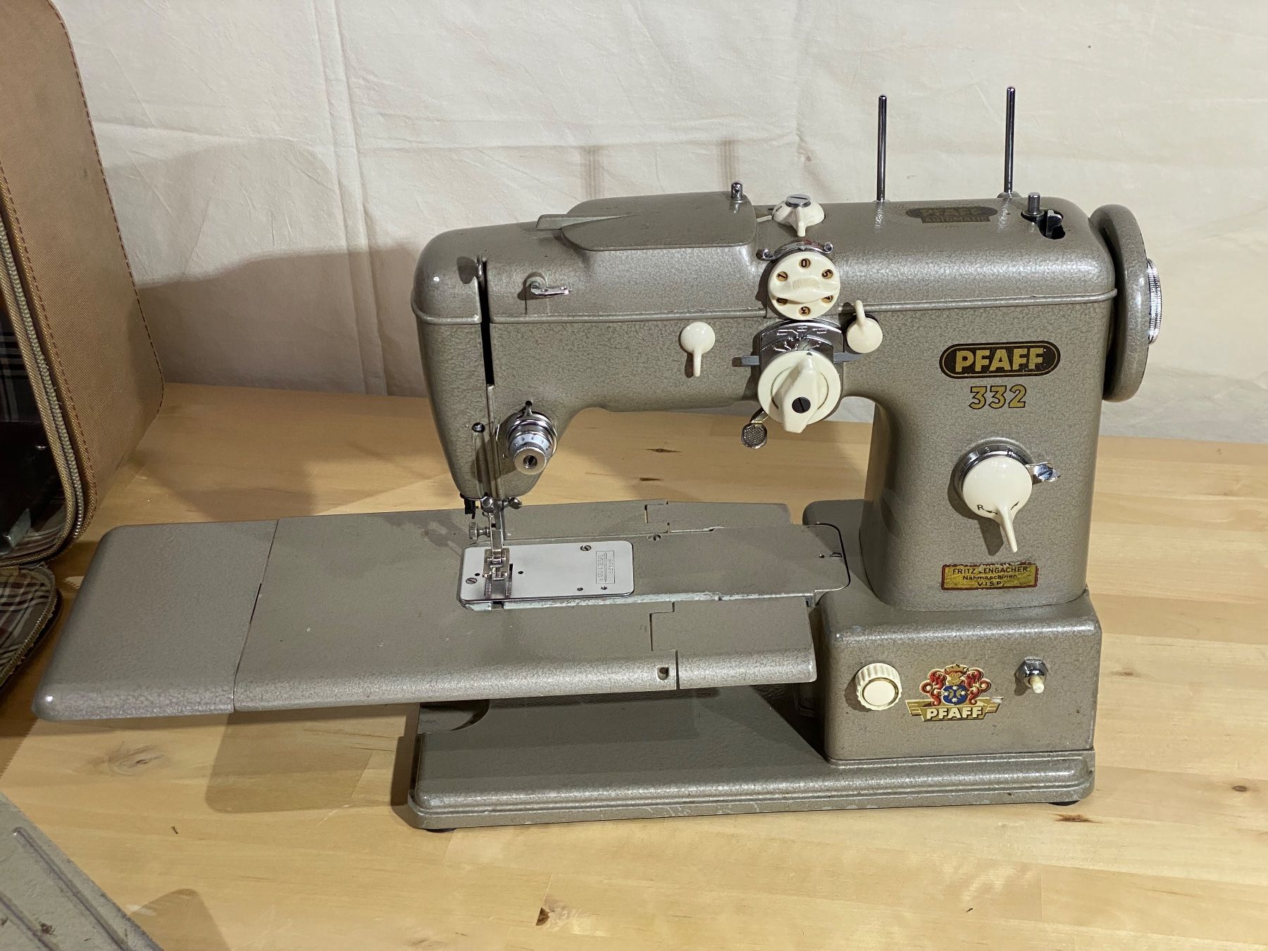 Pfaff Macchine da cucire: Top Pfaff Modell 332 Automatic - schöne Nähmaschine – Usato da Brügg BE venduto da Busima 5