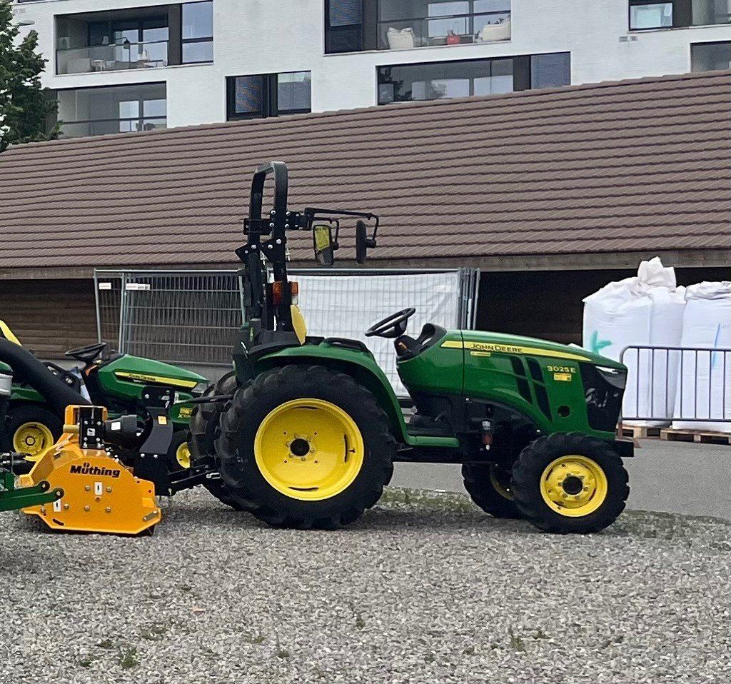 John Deere Traktoren: Traktor John Deere 3025 E mit Müthing Mulcher – Neu (gemäss Beschreibung) aus Baar von renewismer 2