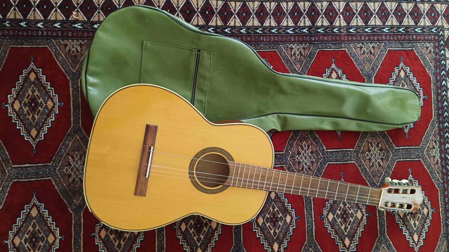 Strumenti musicali: Akustikgitarre mit Tasche – Difettoso da Gümligen venduto da dobias
