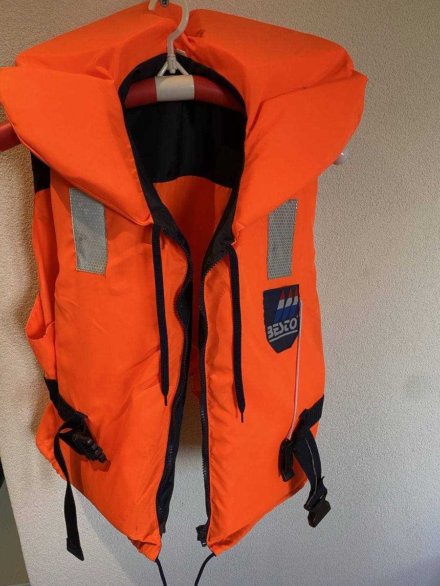 Schwimmwesten: Schwimmwesten 3x – Gebraucht aus Wetzikon ZH von 1756FDDF 1