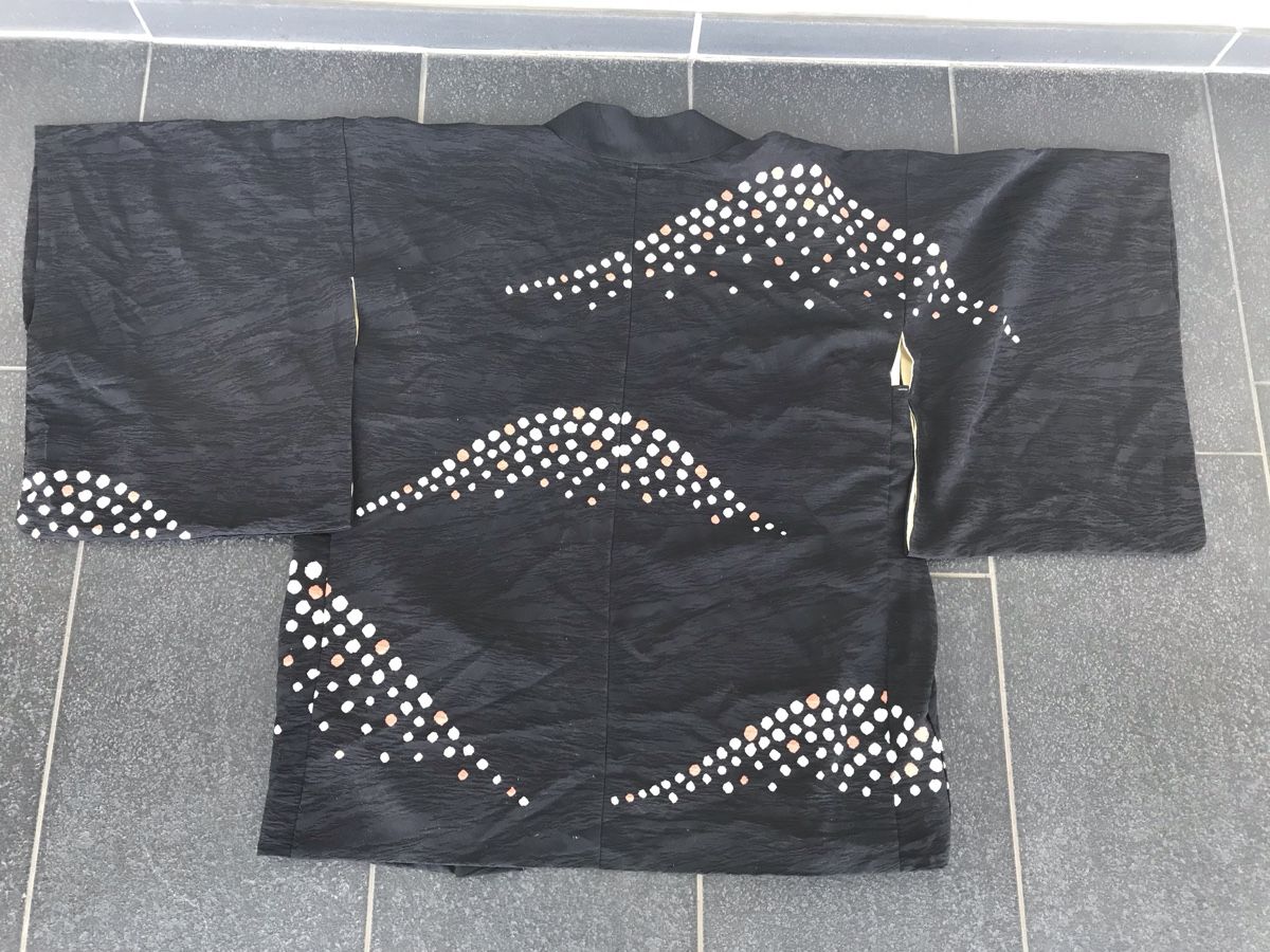 Kimono: Schwarzer Kimono mit speziellem Muster – Usato da Zürich venduto da Padmanabhan