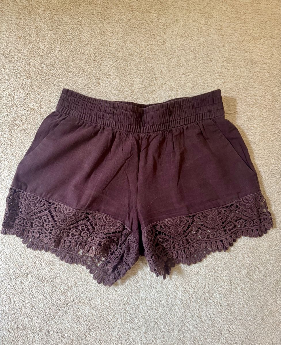 H&M Hosen: H&M Shorts, bordeauxrot, Gr. 34 – Gebraucht aus Zürich von tam_7z8v
