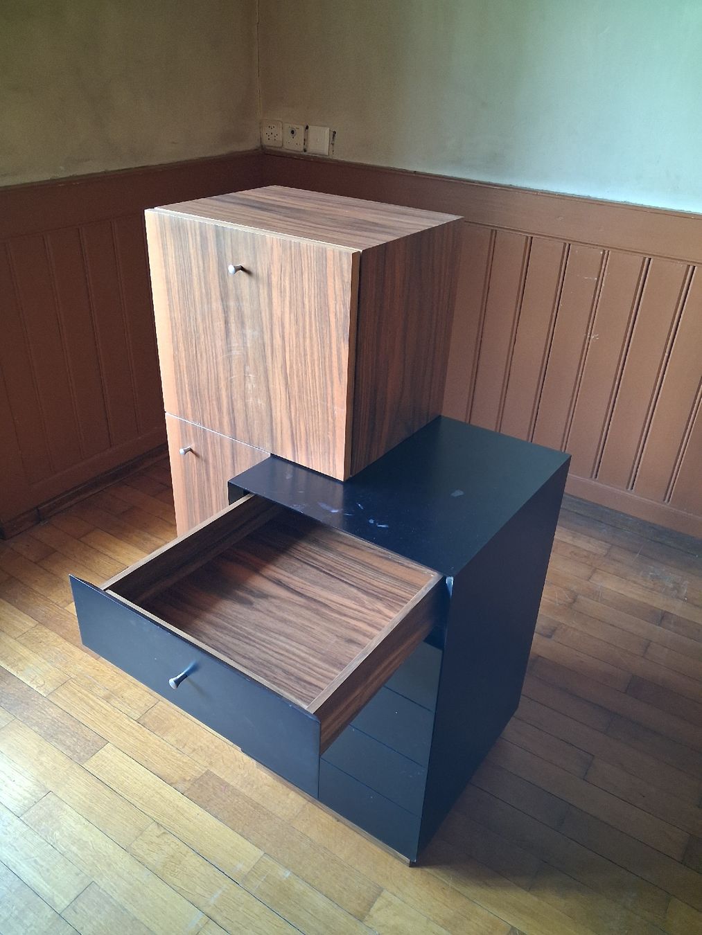 Cassettiere: Sideboard mit Schubladen und Klappe. Nussbaum, schwarzer MDF – Usato da Herbetswil venduto da ber_2kgk 5