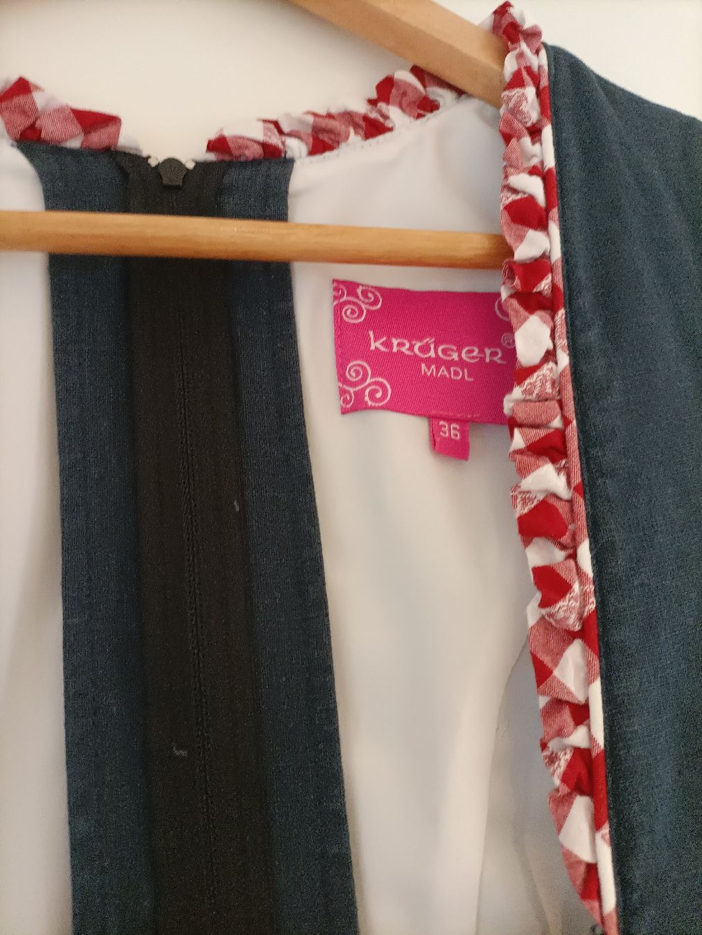 Costumi: Dirndl Krüger Madl mit Bluse Grösse 36 – Usato da Egnach venduto da TTLL 3