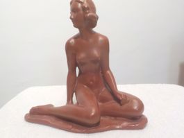 Erotische Sitzende Frauenfigur