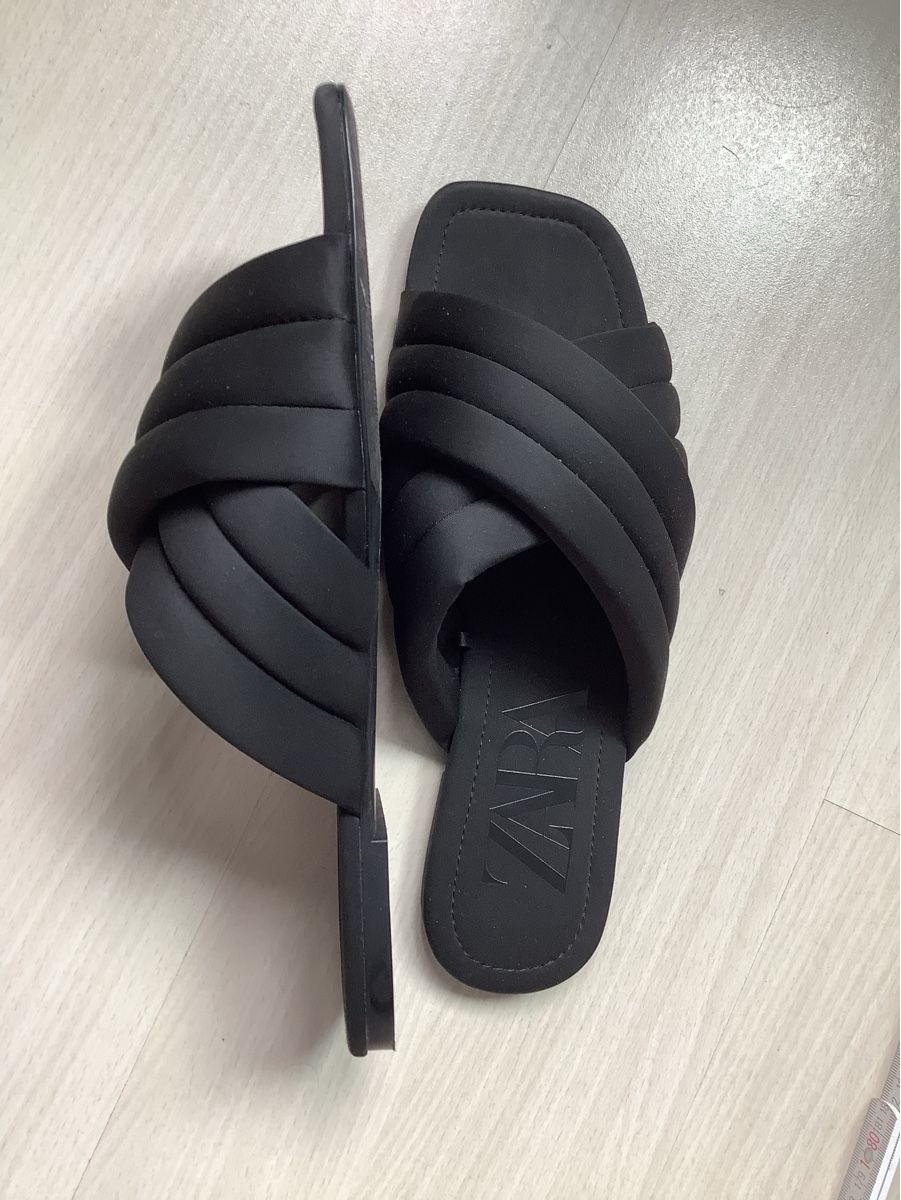 Zara Scarpe da donna: ZARA Pantoletten Schwarz, Grösse 41 – Usato da Liestal venduto da car_dx2j