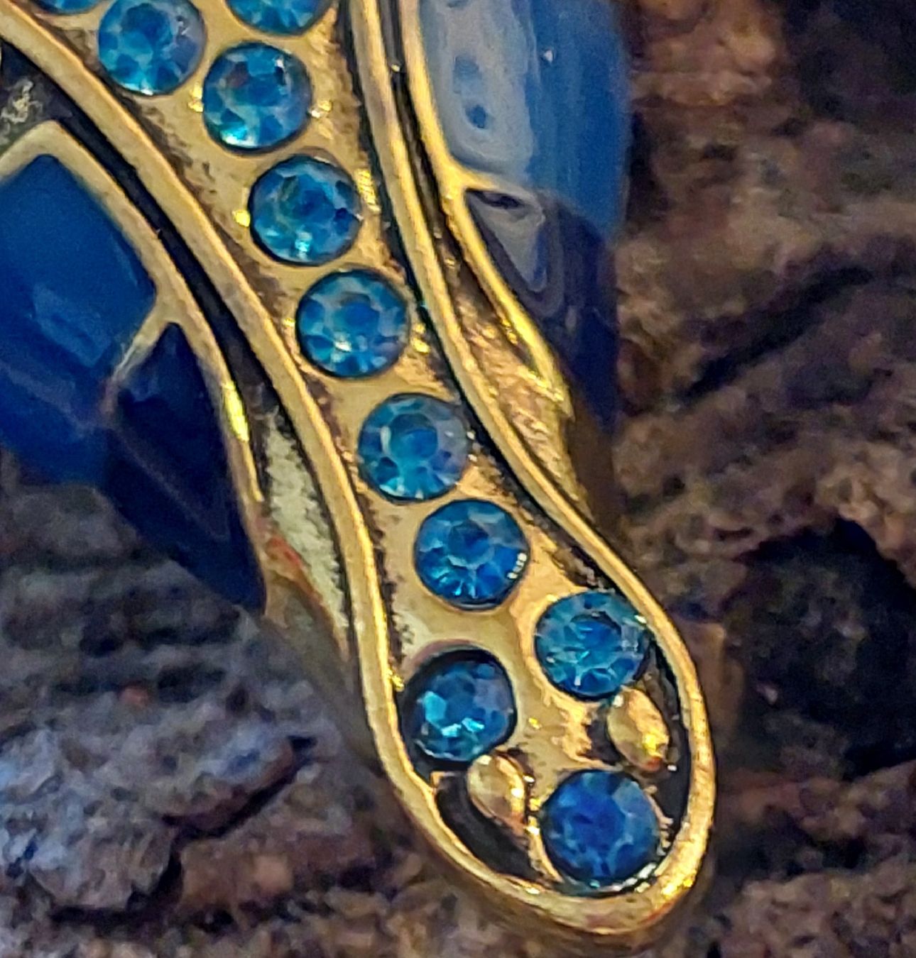 Spille & Fermagli: Brosche Giraffe goldfarben mit blauem und buntem Strass – Nuovo (secondo la descrizione) da Oberwil BL venduto da Hunajakakku 1