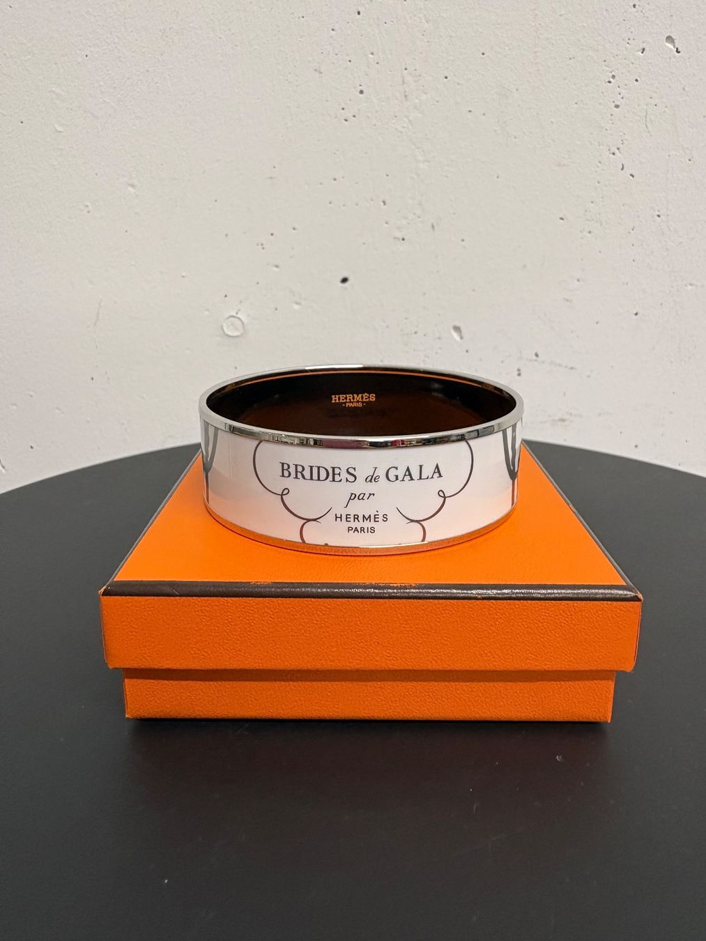 Hermès Armbänder & -reifen: Hermès Armreif "Brides de Gala" weiss Emaille – Neu (gemäss Beschreibung) aus Regensdorf von secondchancefashion 1