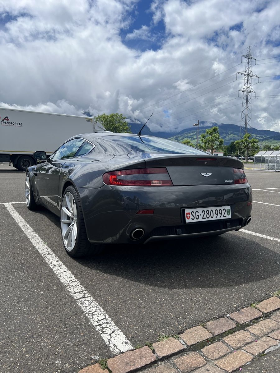 Aston Martin Automobili: Aston Martin V8 Vantage, Handschalter – Usato da Lüchingen venduto da HAASS4 5