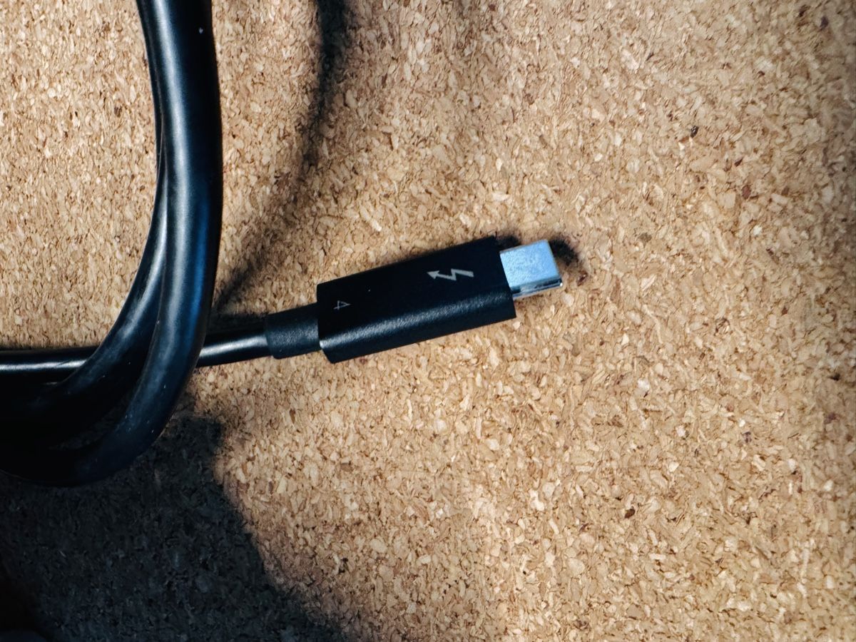 Apple Kabel: Apple thunderbolt 4 usb C – Gebraucht aus Zürich von shu_knl5 1