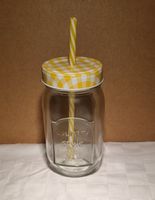 Trink Glas Becher mit Deckel und Röhrli Strohhalm
