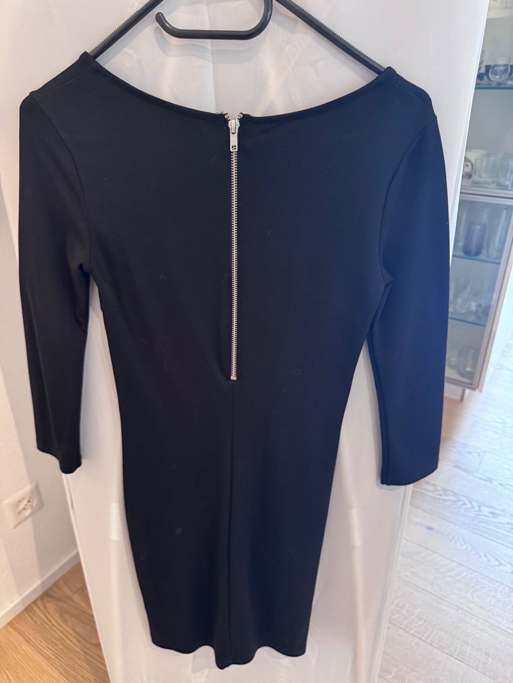 Robes: Schwarzes Kleid, eng – D'occasion à Winterthur par jen_w6kc 1