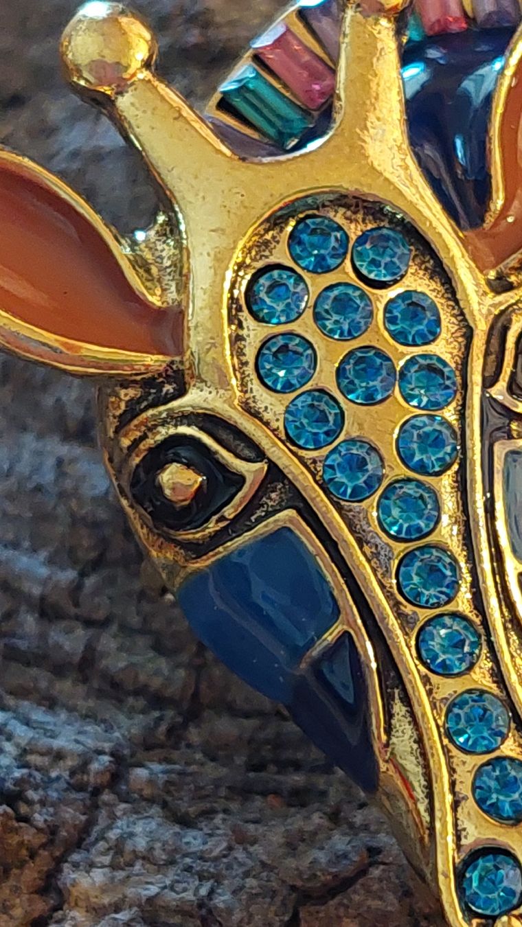 Spille & Fermagli: Brosche Giraffe goldfarben mit blauem und buntem Strass – Nuovo (secondo la descrizione) da Oberwil BL venduto da Hunajakakku 3
