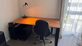 Büro-Set: Bürotisch ECHTHOLZ Nussbaum, Stuhl, Korpus & Lampe