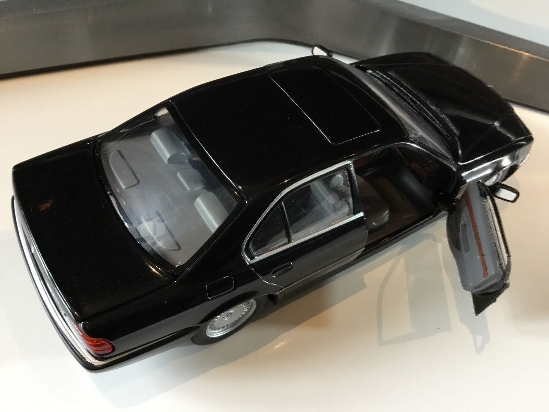 BMW Modellini d'auto: BMW 740 i im Massstab 1:24 – Nuovo e nell'imballaggio originale da Erlenbach im Simmental venduto da Model_box 4