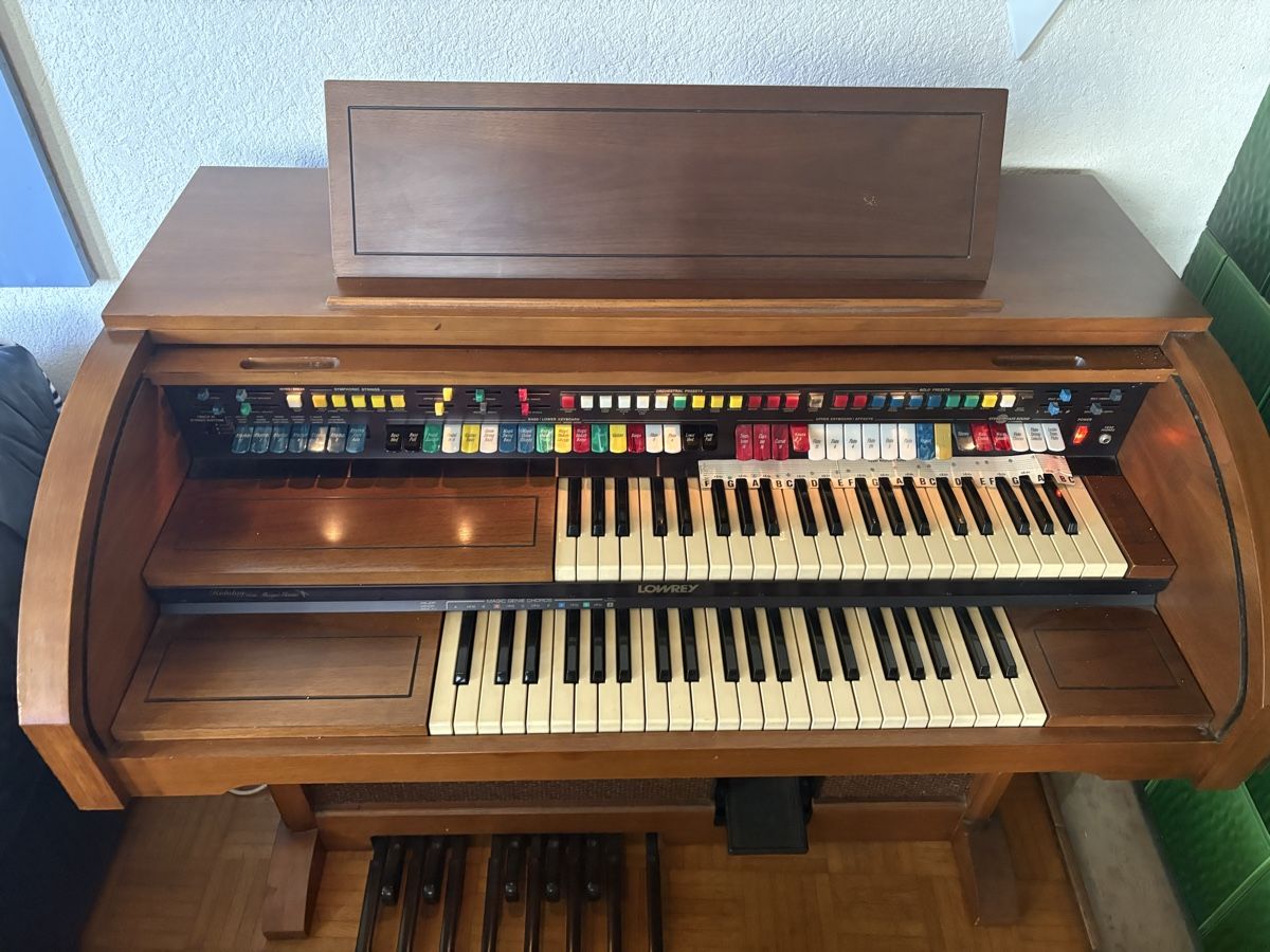 Musikinstrumente: Lowrey Orgel Holzgehäuse – Gebraucht aus Frieswil von tentimesbigger 4