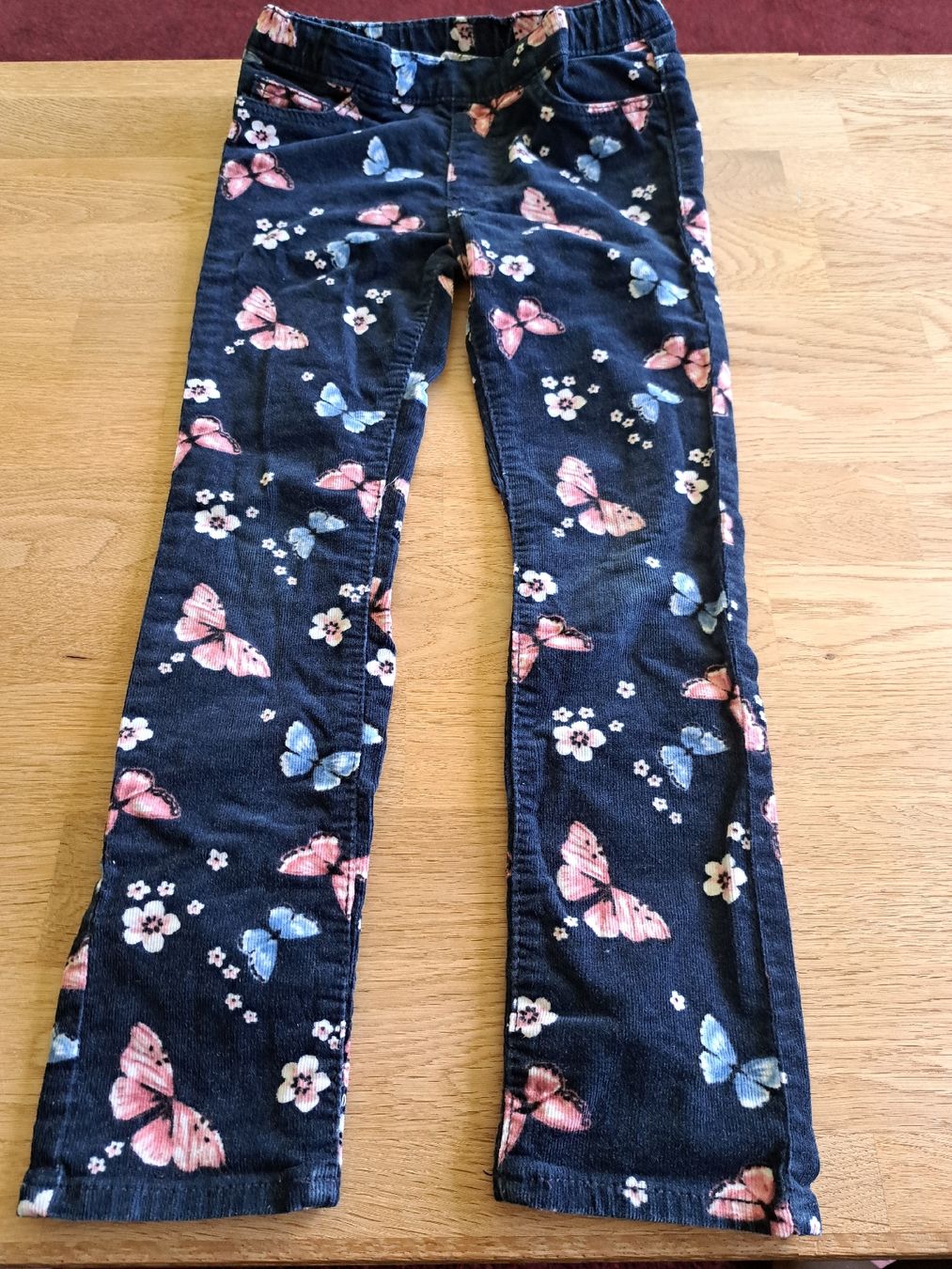 H&M Pantaloni: H&M Cordhose Schmetterlinge, Gr. 116 – Usato da Bergdietikon venduto da Staphylococcus 3