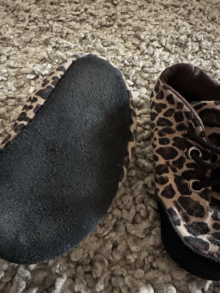 Scarpe per ragazzi: Baby-Schühchen Leopard mit Gummizug, Gr. ca. 18-19 – Usato da Schaffhausen venduto da NellyE 2