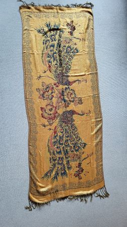  Schal mit Pfauenmotiv 